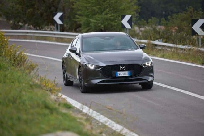 Mazda CX-30 2024: prezzo, foto, dimensioni, interni