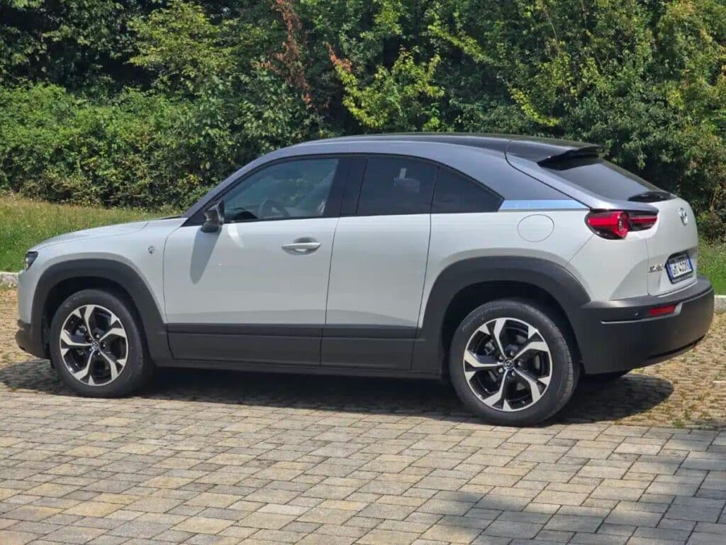 Mazda MX-30 2024: prezzo, foto, dimensioni, interni