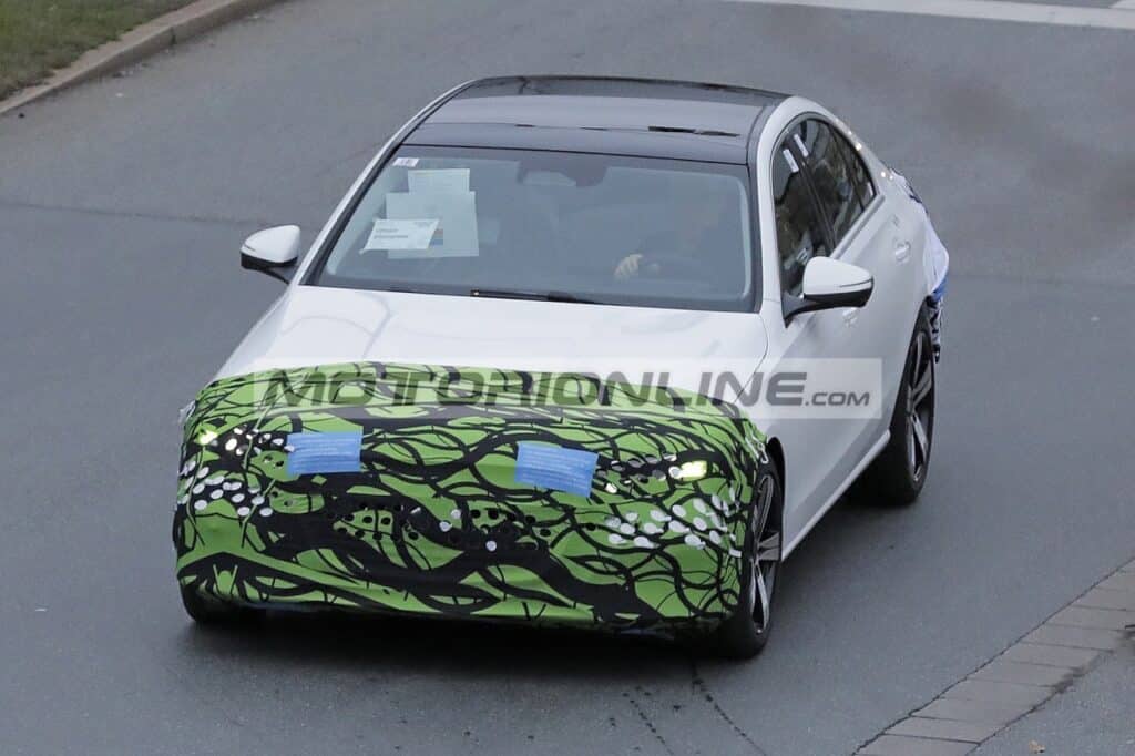 Mercedes Classe C 2025: si avvicina l’arrivo del facelift [FOTO SPIA]