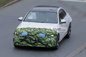 Mercedes Classe C 2025: si avvicina l’arrivo del facelift [FOTO SPIA]