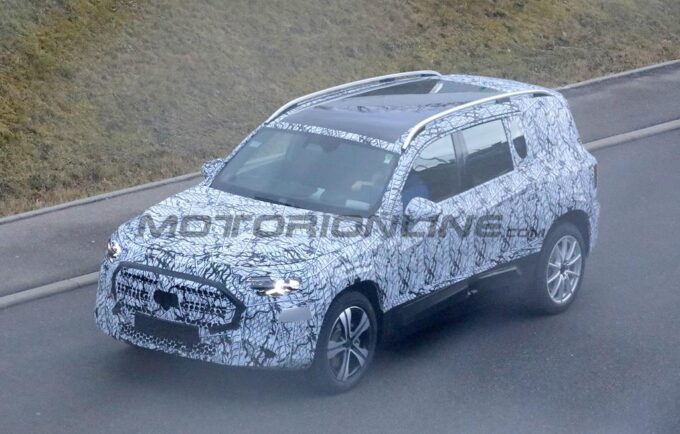 Mercedes GLB 2026 avvistata durante i collaudi in strada [FOTO SPIA]
