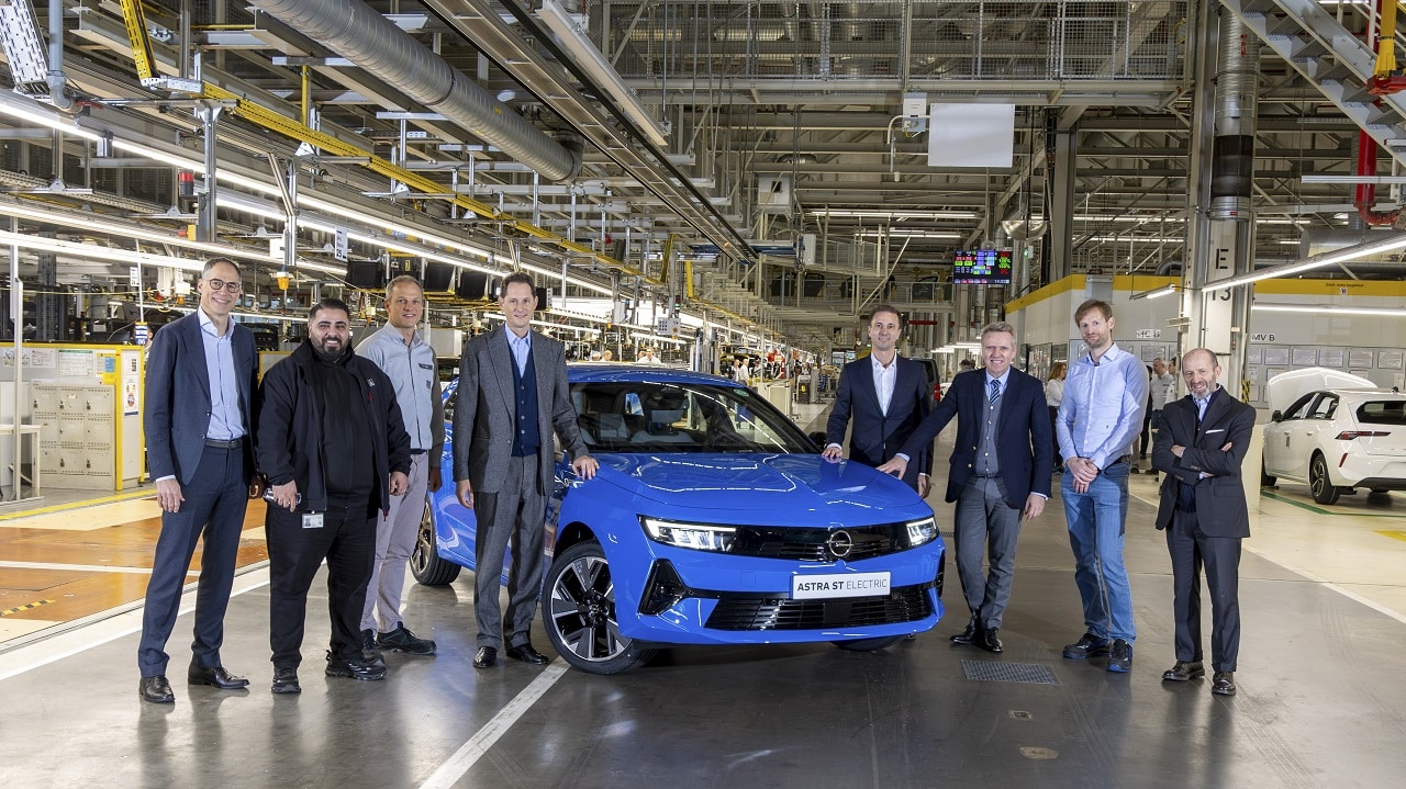Stellantis ribadisce il suo impegno nei confronti di Opel: John Elkann visita Rüsselsheim
