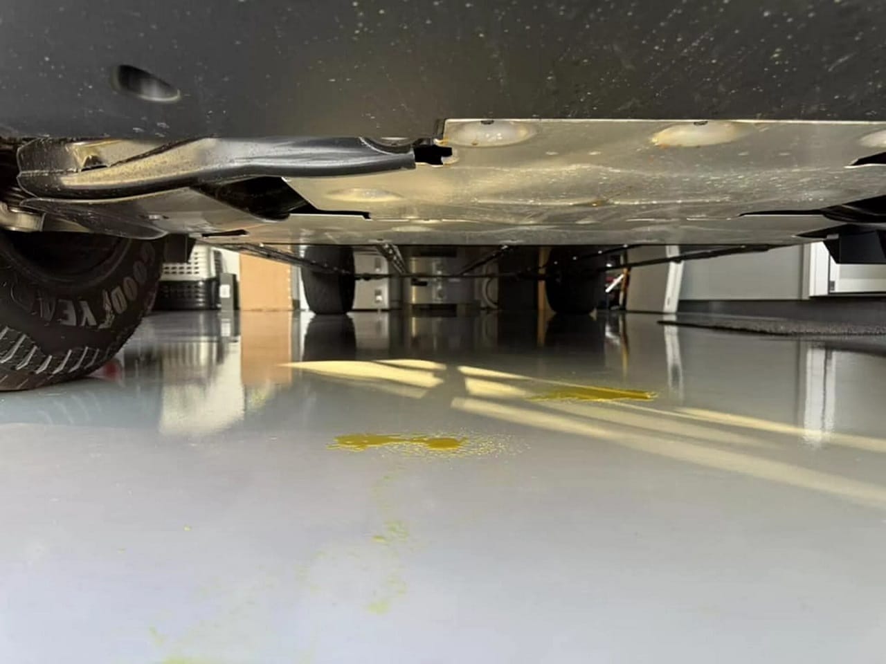 Tesla Cybertruck perde olio dopo 3 giorni: un mese per ripararlo