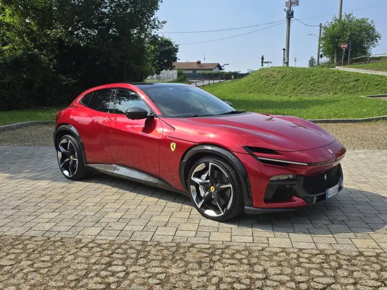 Ferrari Purosangue 2024: prezzo, foto, dimensioni, interni