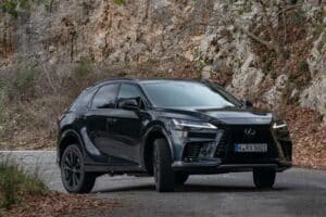 Lexus RX 2024: prezzo, foto, dimensioni, interni