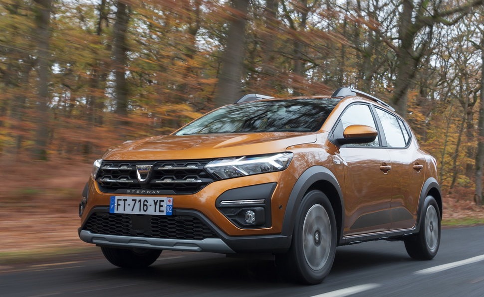 Dacia Sandero Stepway 2025: prezzo, foto, dimensioni e interni
