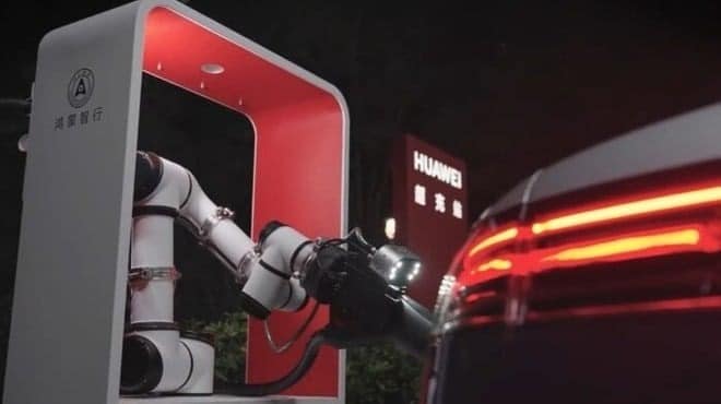 Huawei pensa alla ricarica elettrica con il nuovo braccio robotico [VIDEO]