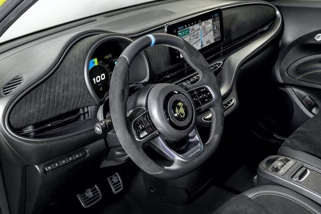Abarth 500e Cabrio 2025: prezzo, foto, dimensioni, interni