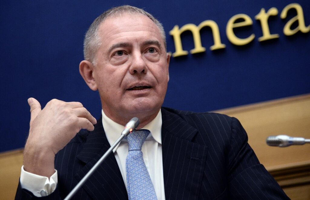 Urso: “Follia che le case automobilistiche Ue comprino crediti CO2 dall’estero”