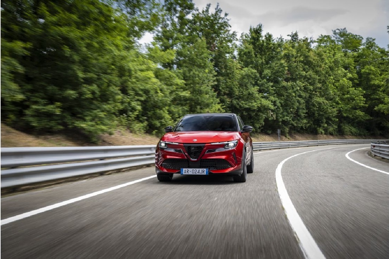 Alfa Romeo consolida la sua posizione nel mercato italiano nel 2024