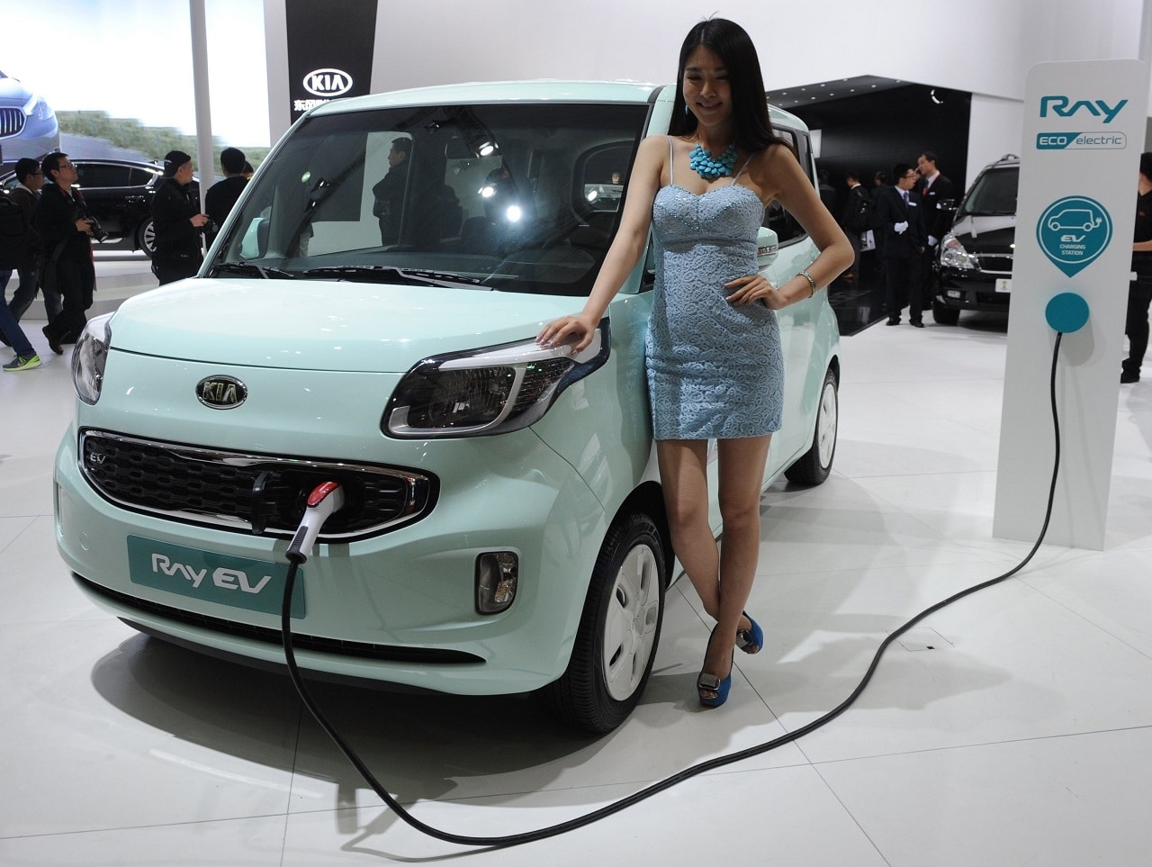 Cina: nel 2024 boom delle auto elettriche, crollano le auto a benzina