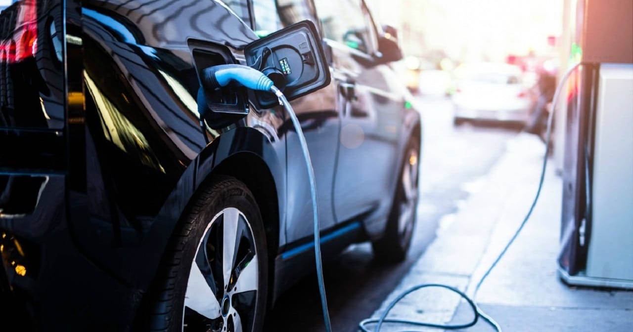 Deloitte: auto elettriche ancora troppo care, cresce l’interesse per le auto termiche