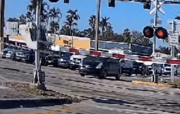 Automobilista ignora lo stop al passaggio a livello e viene travolto dal treno [VIDEO]