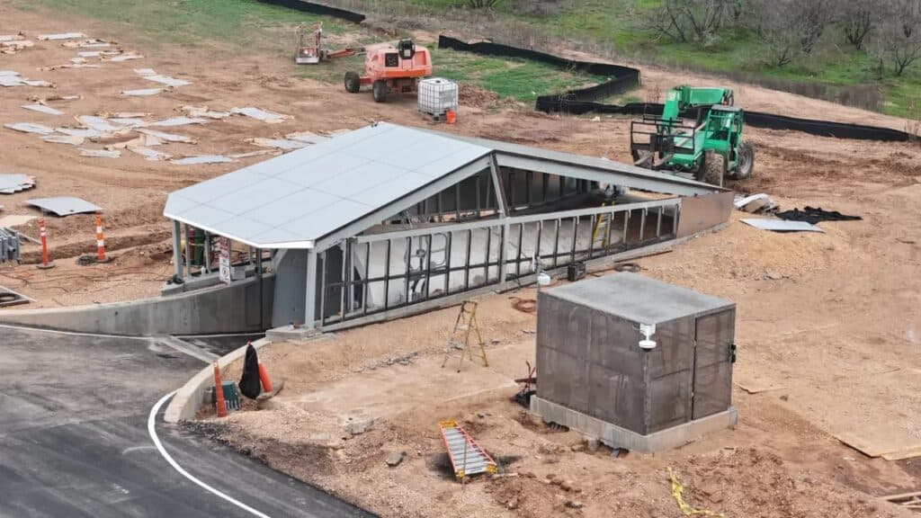 Tesla sta costruendo un tunnel che sembra un gigantesco Cybertruck