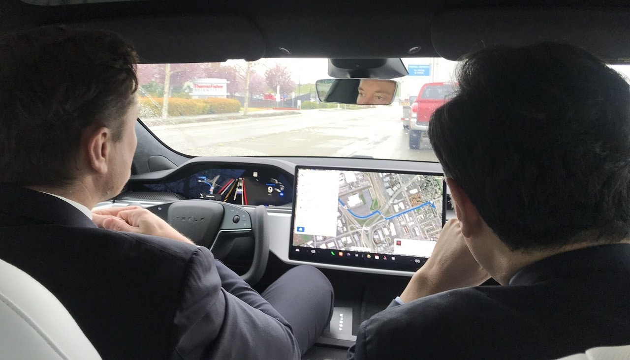 Elon Musk prevede che la guida autonoma di Tesla supererà in sicurezza la guida umana già nel 2025