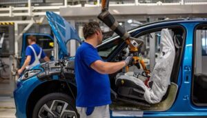 Crisi auto Ue, nel 2024 i fornitori hanno tagliato 30.000 posti di lavoro: il doppio del 2023