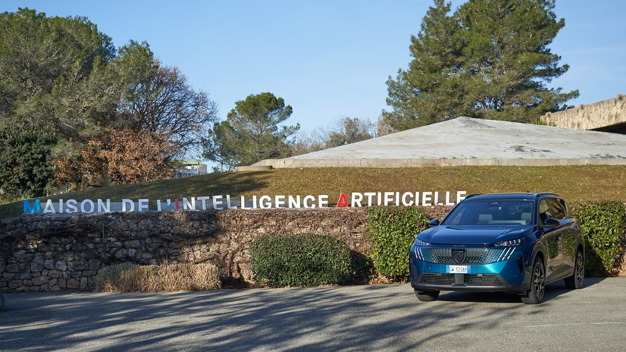 Peugeot 5008 Hybrid al parco tecnologico di Sophia Antipolis