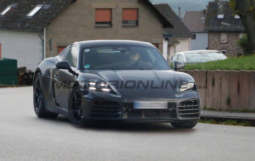 Porsche 718 Cayman elettrica immortalata durante i test in strada [FOTO SPIA]