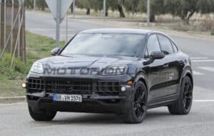 Porsche Cayenne 2026, la versione termica continuerà: FOTO SPIA del restyling
