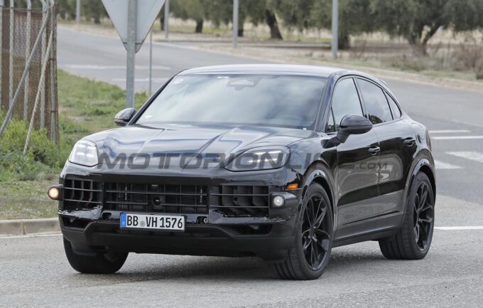 Porsche Cayenne 2026, la versione termica continuerà: FOTO SPIA del restyling