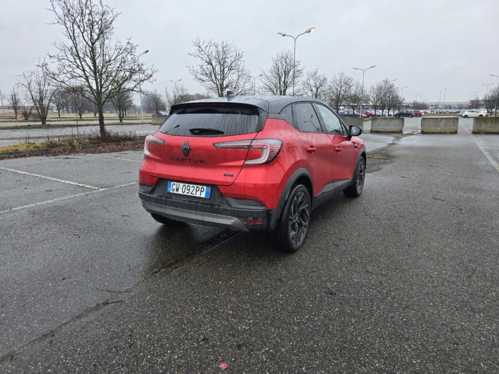 Renault Captur E-TECH 2025: la PROVA SU STRADA del SUV confortevole e dinamico per la città