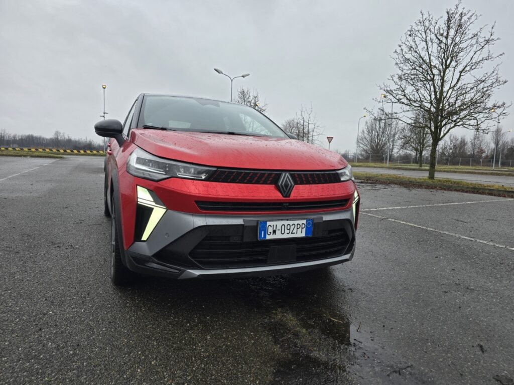 Renault Captur E-TECH 2025: la PROVA SU STRADA del SUV confortevole e dinamico per la città