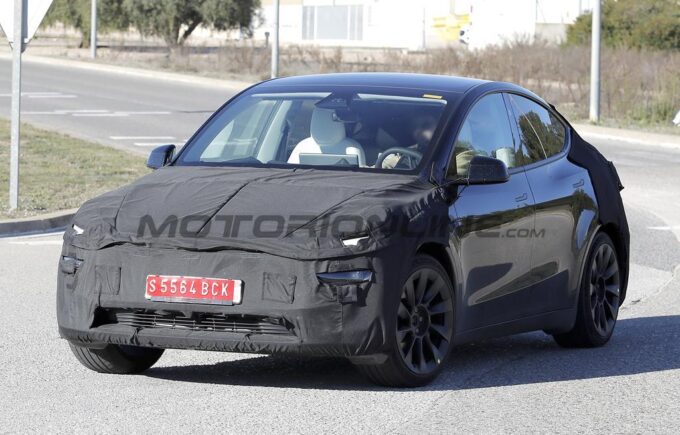 Tesla Model Y Juniper: le FOTO SPIA durante i test in Spagna