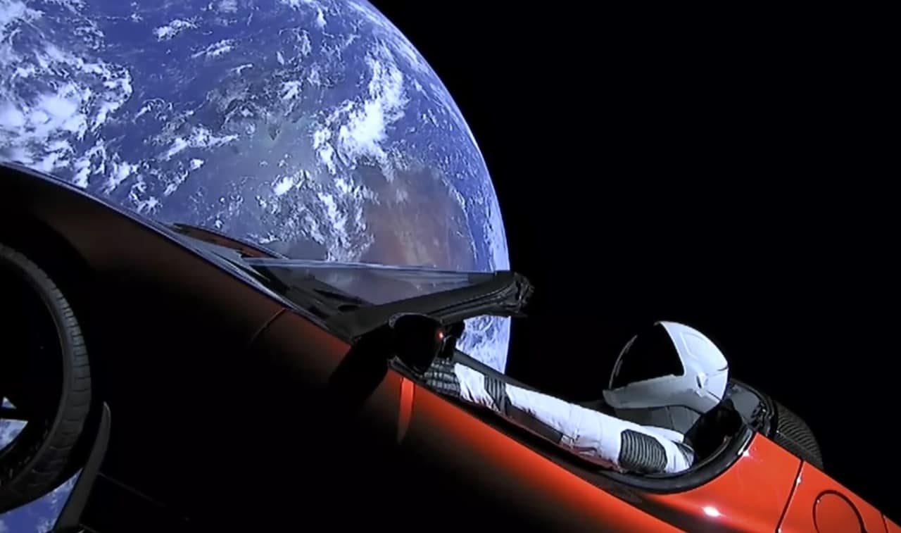 Un nuovo asteroide? No, c’è una Tesla Roadster nello spazio