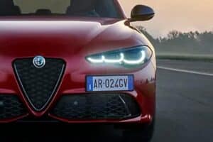 Alfa Romeo Giulia 2026: secondo i rumors avrà la targa decentrata