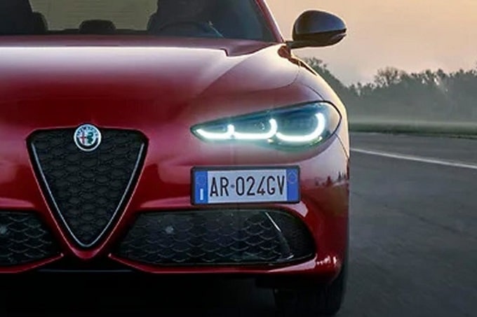 Alfa Romeo Giulia 2026: secondo i rumors avrà la targa decentrata