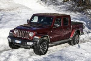 Jeep Gladiator 2025: prezzo, foto, dimensioni, interni