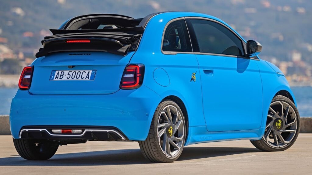 Abarth 500e Cabrio 2025: prezzo, foto, dimensioni, interni