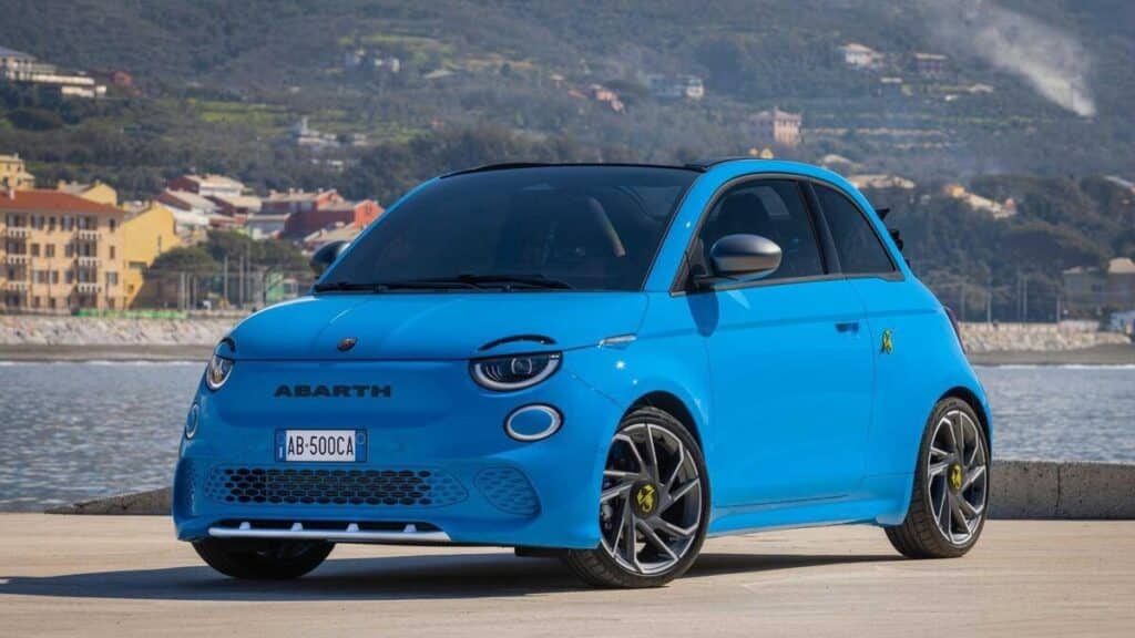 Abarth 500e Cabrio 2025: prezzo, foto, dimensioni, interni