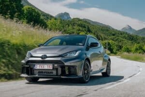 Toyota Yaris 2025: prezzo, foto, dimensioni, interni