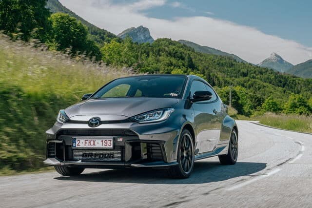 Toyota Yaris 2025: prezzo, foto, dimensioni, interni