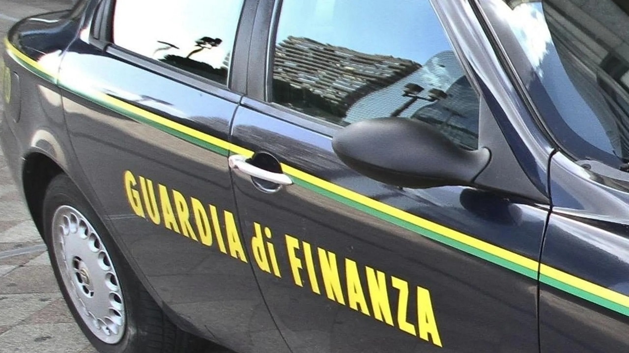 Auto acquistate da nullatenenti poi rivendute dagli autosaloni: maxi truffa in Brianza