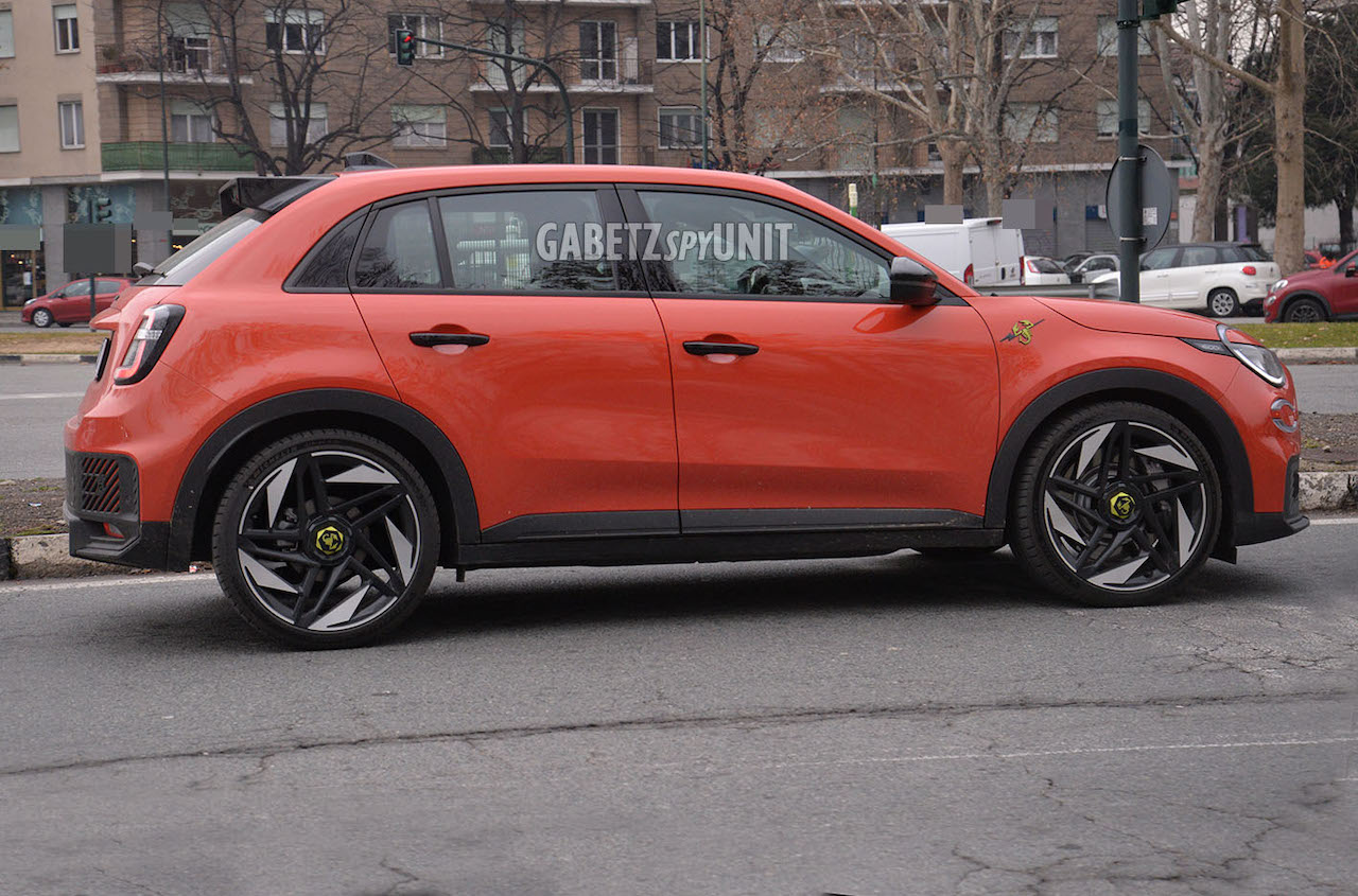 Abarth 600e: l’elettrica avvistata in strada con livrea arancione
