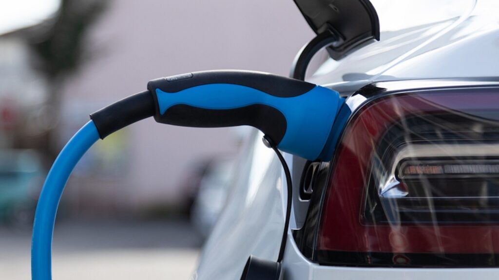 Auto elettriche: Trump spegnerà le 8.000 colonnine presenti negli edifici federali