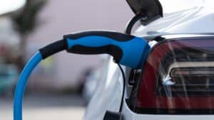 Auto elettriche: Trump spegnerà le 8.000 colonnine presenti negli edifici federali