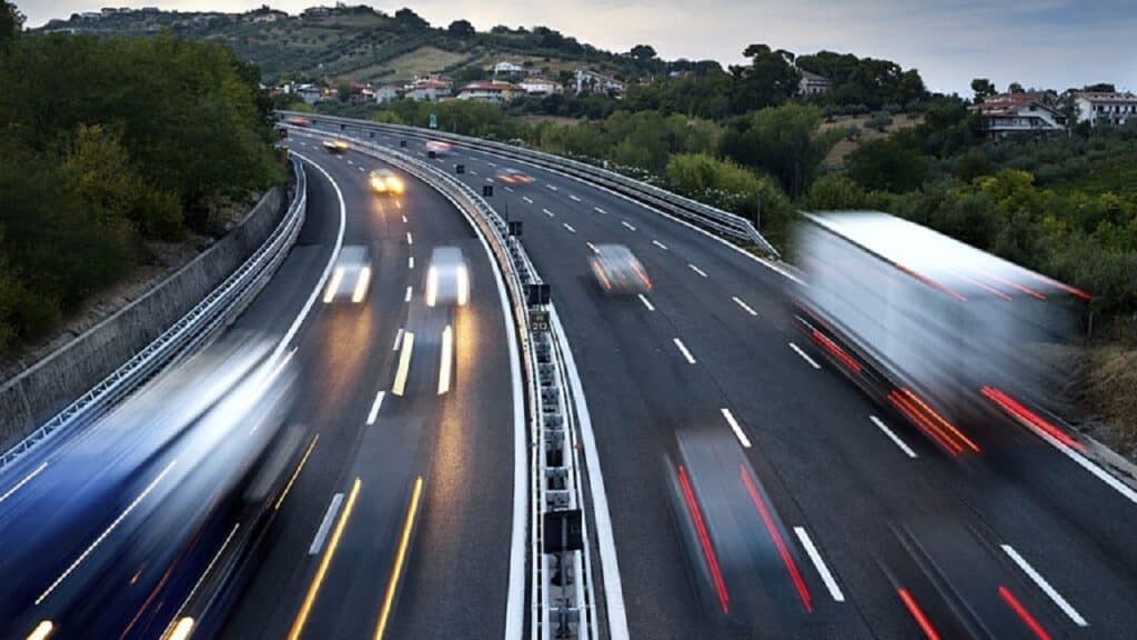 L’Unione Europea starebbe valutando l’ok alle auto ibride anche dopo il 2035
