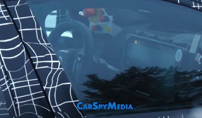 BMW M3 elettrica 2027: primo sguardo agli interni [VIDEO SPIA]