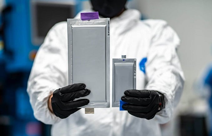 Batterie allo stato solido: cosa sono, come funzionano e perché i costruttori lavorano al loro sviluppo