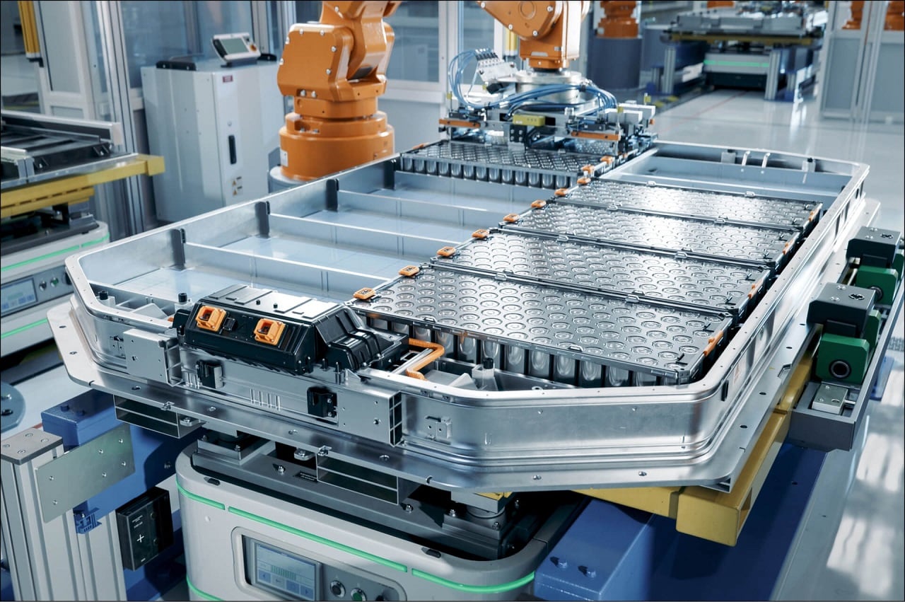 Auto elettriche: la Commissione Europea vuole batterie che possano essere riparate facilmente