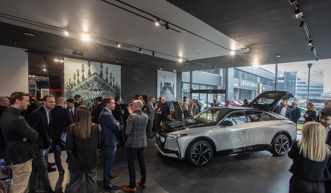 DS N°8 è stata ufficialmente presentata in Italia