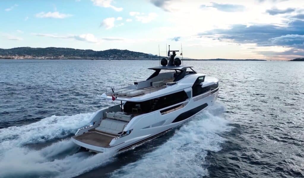 Ferretti Yachts Infynito 80: la prova del superyacht da Cannes [VIDEO]