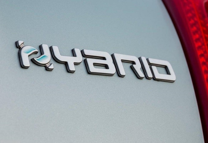 Mercato Europa: auto ibride sempre più dominanti, mentre Tesla dimezza le vendite