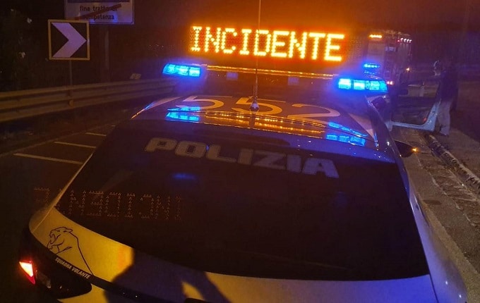 Chiede al padre di accostare perché non si sente bene: 29enne scende e viene travolto e ucciso da due tir sulla A14