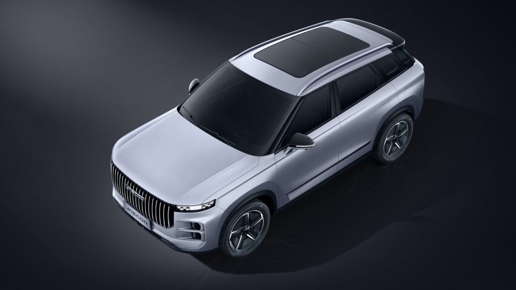 L’abitacolo del JAECOO 7 Super Hybrid offre un comfort eccellente, con accesso keyless e sedili in similpelle. Il sedile del conducente è regolabile elettricamente a 6 direzioni, mentre quello del passeggero a 4. La seconda fila ha schienali ripiegabili 60/40 e un bracciolo centrale con portabicchieri. Il climatizzatore automatico Bi-zona e il filtro PM2.5 assicurano un ambiente piacevole. La luce ambiente multicolore aggiunge un tocco moderno all’abitacolo. La tecnologia è al top, con un quadro strumenti digitale da 10”3” e un display centrale da 14”8. Supporta Apple CarPlay, Android Auto, Bluetooth e prese USB. Inoltre, offre connessione OTA e funzionalità Vehicle to Load per alimentare dispositivi esterni. La sicurezza è garantita da 8 airbag, sistemi ADAS avanzati come il controllo di stabilità, frenata d’emergenza e monitoraggio della pressione dei pneumatici. La versione Executive aggiunge interni raffinati, un impianto audio Sony e un tetto panoramico. La garanzia è estesa a 7 anni o 150.000 km.