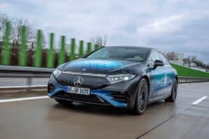 Mercedes-Benz testa una batteria allo stato solido con autonomia di oltre 1.000 km