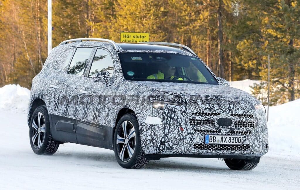 Mercedes GLB 2026: test in corso per la versione elettrica del SUV [FOTO SPIA]
